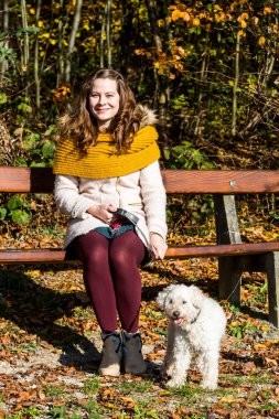 Ormandaki bir fino köpeği ile kız