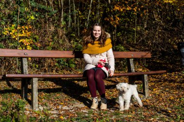 Ormandaki bir fino köpeği ile kız