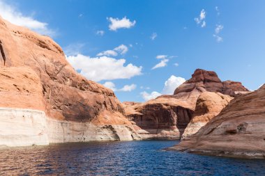 Glen Canyon Lake Powell'ın teknesindeki görünümünü