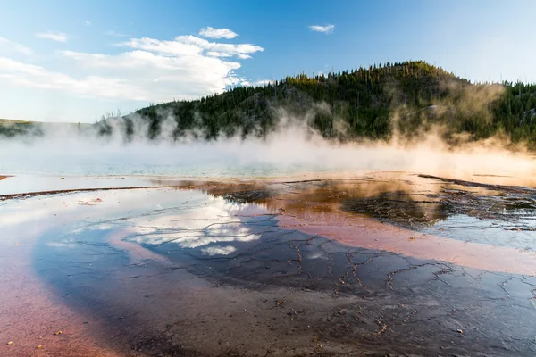 Gran Primavera prismatica al tramonto nel Parco Nazionale di Yellowstone — Foto Stock