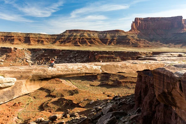 Lány a Muscleman Arch, Canyonlands Nemzeti Park — Stock Fotó