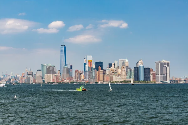 Widokiem Manhattanu z boku Liberty Island — Zdjęcie stockowe