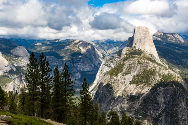 Halbe Kuppel im Yosemite-Nationalpark — Stockfoto