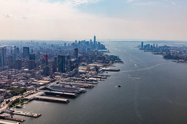 Вид на Манхэттен с вертолета в Нью-Йорке — стоковое фото