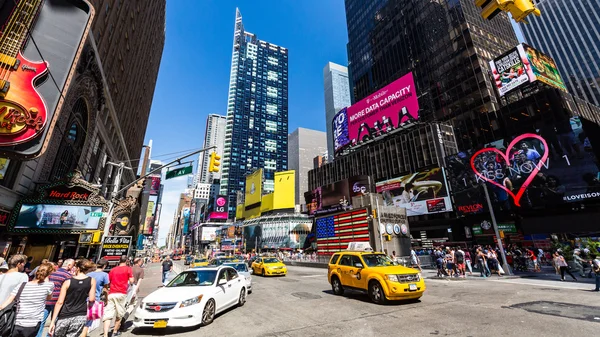 Vista a la 8th Av desde W42nd Street en Nueva York — Foto de Stock