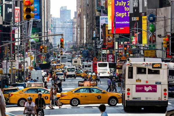 Vistas de las calles de Manhattan en la 7ª Avenida — Foto de Stock