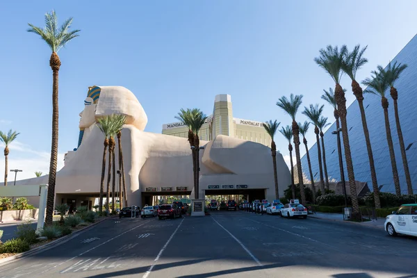 มุมมองภายนอกของคาสิโน Luxor บน Las Vegas Strip — ภาพถ่ายสต็อก