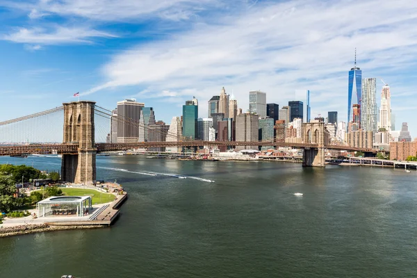 Vue sur le pont de Brooklyn un jour d'été — Photo