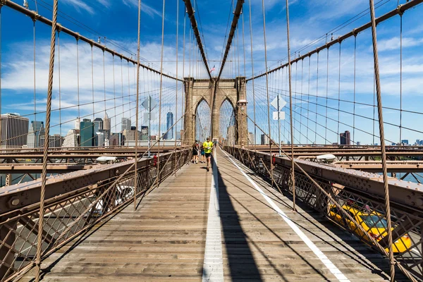 Views of the Brooklyn Bridge on a summer day — Stock Photo, Image