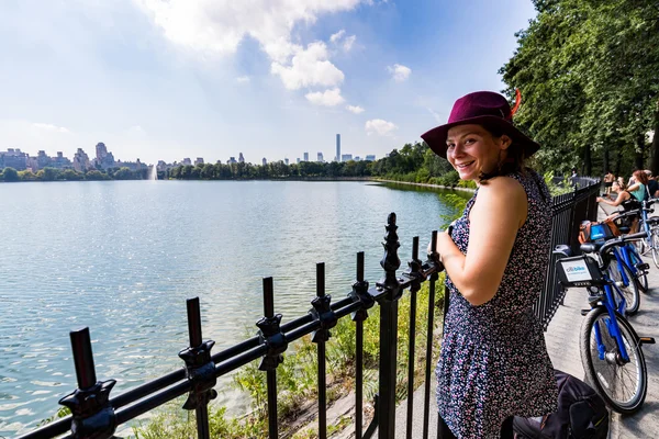Girl on hat in Central Park — Stock Photo, Image