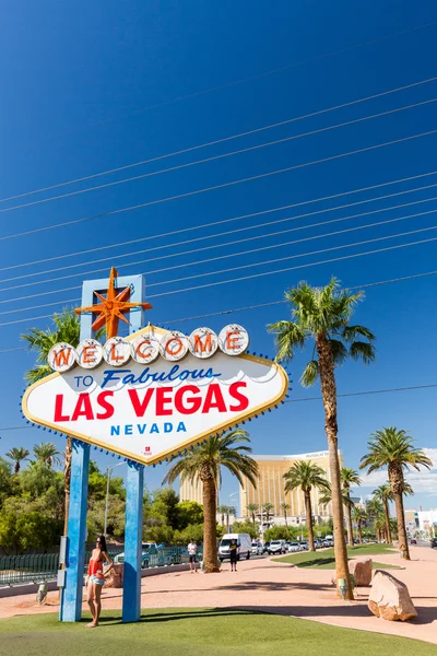 มุมมองของป้ายต้อนรับสู่ Fabolous Vegas ที่ถนนสายหลัก — ภาพถ่ายสต็อก
