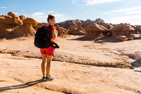 Traveler girl in Goblin Valley State Park — Stock Photo, Image