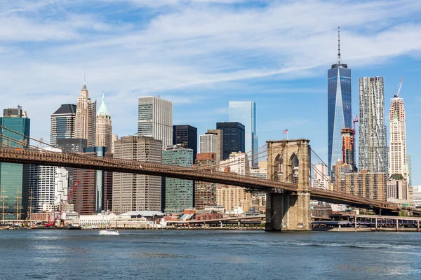 Vistas del Puente de Brooklyn en un día de verano — Foto de Stock