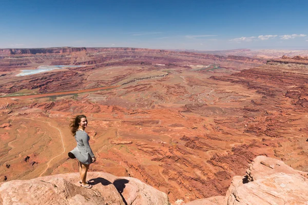 Flicka med vyn på antiklinalen förbise, Canyonlands National Park — Stockfoto