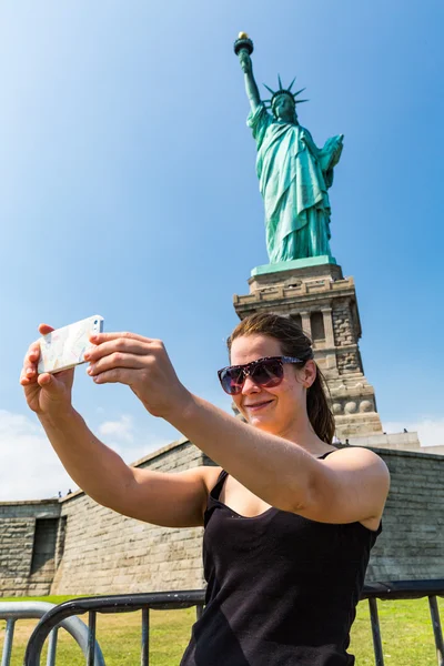 Özgürlük Anıtı'nın önünde bir selfie alarak modeli Jana — Stok fotoğraf