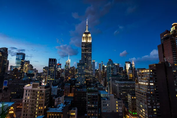 Vue sur Midtown Manhattan avec le célèbre Empire State Building au coucher du soleil — Photo