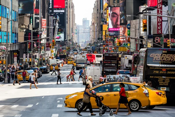 Vistas de las calles de Manhattan en la 7ª Avenida — Foto de Stock