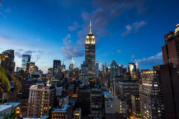 Met het oog op Midtown Manhattan met de beroemde Empire State Building bij zonsondergang — Stockfoto