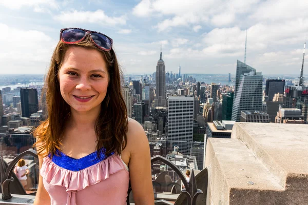 Ragazza scattare selfie con vista a Uptown Manhattan — Foto Stock