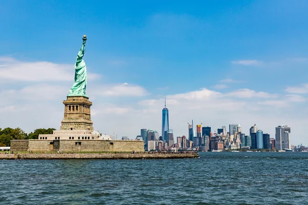 Widok na Manhattanie z Liberty Island — Zdjęcie stockowe