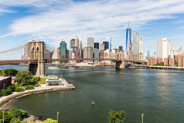 Uitzicht op de Brooklyn Bridge op een zomerdag — Stockfoto