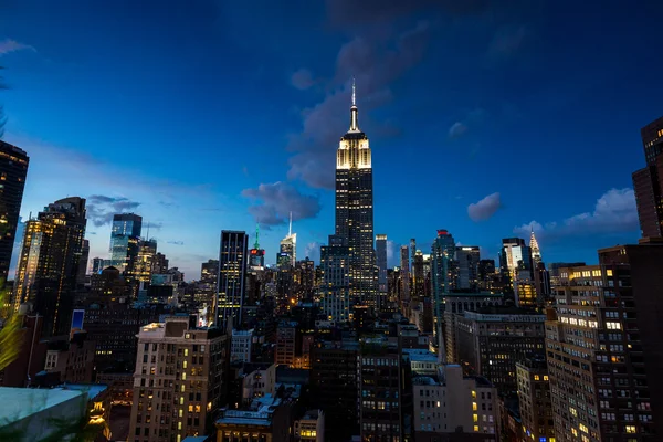 Vue sur Midtown Manhattan avec le célèbre Empire State Building au coucher du soleil — Photo