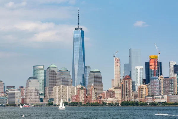 Véleményét a Midtown Manhattan a szabadság-sziget oldalán — Stock Fotó