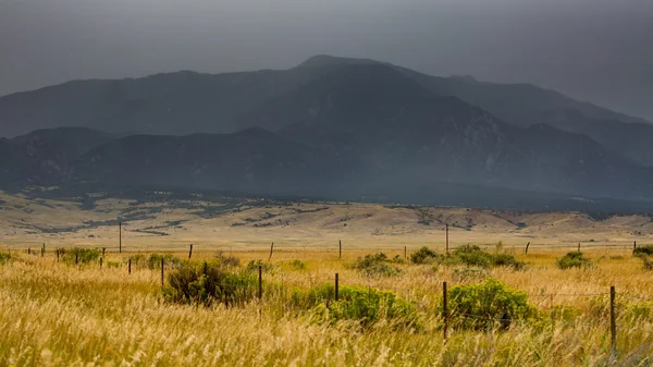 Amplio campo abierto en el Condado de Alamosa, Colorado — Foto de Stock