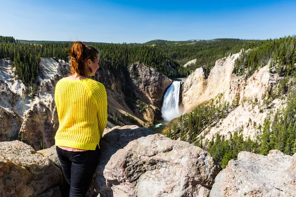 Dívka a dolní Yellowstone Falls v národním parku Yellowstone — Stock fotografie