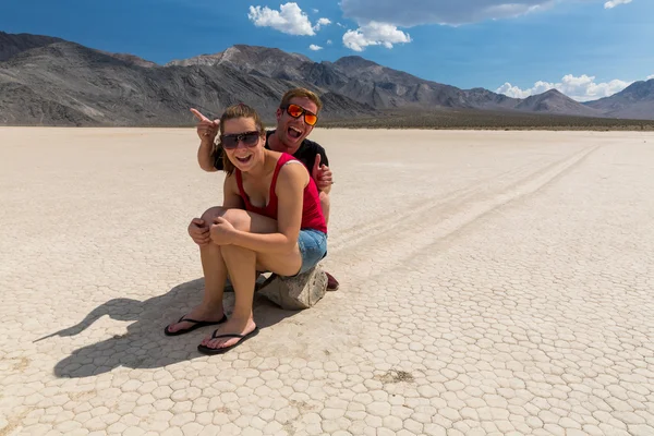 Couple near Racetrack in the Death Valley National Park — Stock Photo, Image