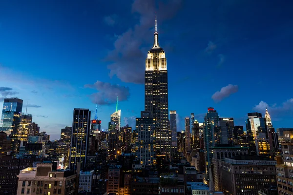 Вид на центр Манхэттена со знаменитым Эмпайр-стейт-билдинг на закате — стоковое фото