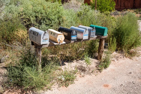 Vistas ao ar livre de caixas de correio em uma tomada de madeira perto de Moab — Fotografia de Stock