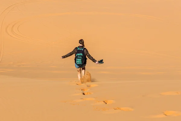 Menina correndo na areia do Coral Pink Sand Dunes State Park — Fotografia de Stock