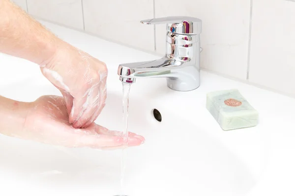 Hombre lavándose las manos con jabón — Foto de Stock
