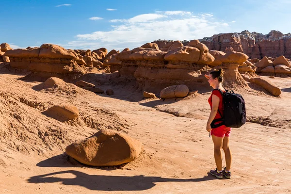 Cestovatel dívka v Goblin Valley State Park — Stock fotografie