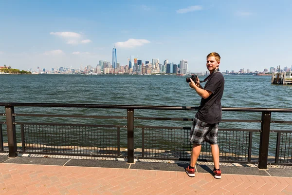 A man taking photos of the Manhattan skyline — Stock Photo, Image