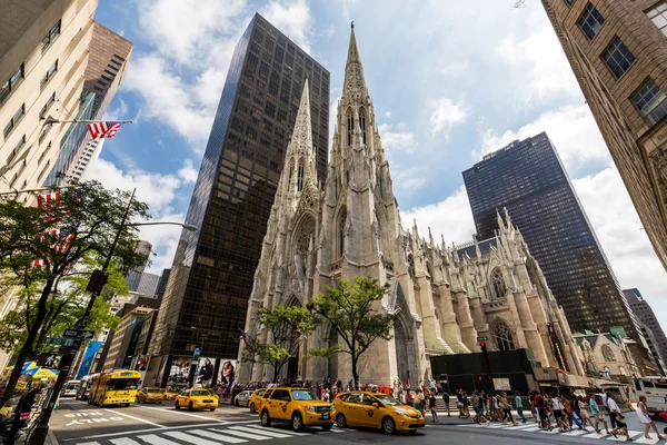 Uitzicht op de St. Patricks Kathedraal in Midtown Manhattan — Stockfoto