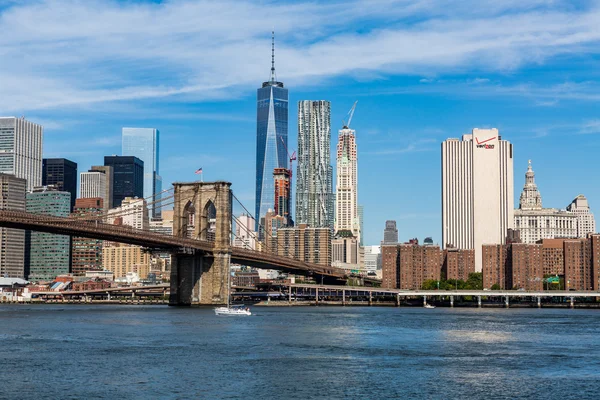 Vistas del Puente de Brooklyn en un día de verano — Foto de Stock