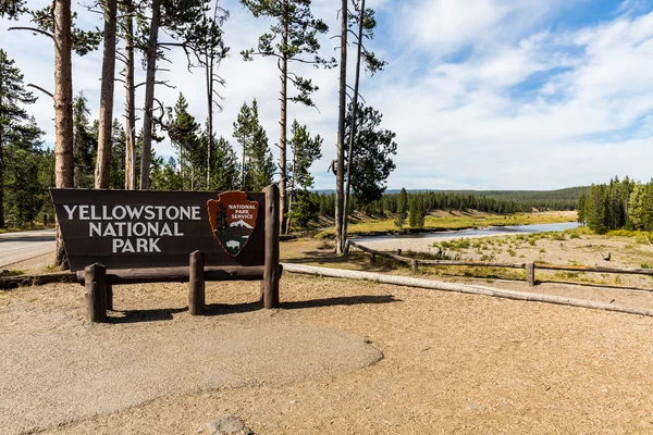 Señal de bienvenida al Parque Nacional Yellowstone —  Fotos de Stock