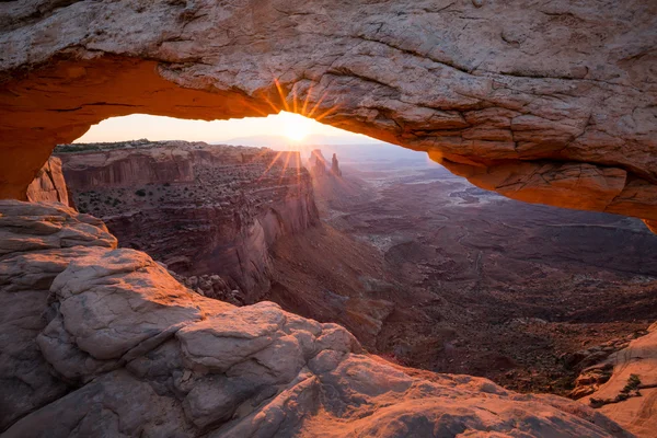 Mesa Arch ao nascer do sol, Parque Nacional das Canyonlands — Fotografia de Stock