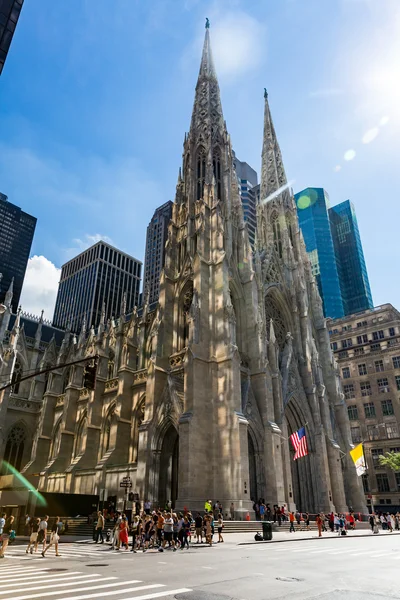 St. Patrick Katedrali Midtown Manhattan'ın görünümüne — Stok fotoğraf