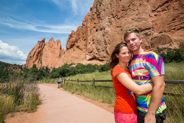 Young couple in the Garden of the gods park, USA — Stock Photo, Image