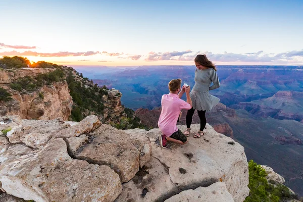 Romantischer Heiratsantrag im Grand Canyon — Stockfoto