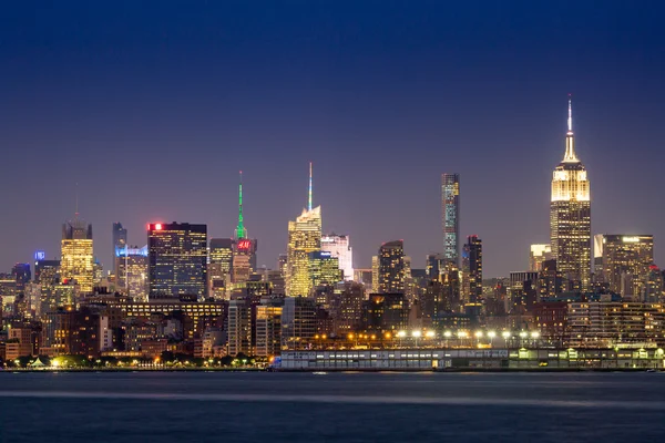 Views of Midtown Manhattan from the J. Owen Grundy Park on New Jersey side — 图库照片