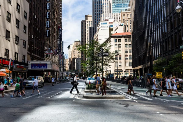 Uitzicht op de straten van de rush van Manhattan aan 7th Avenue — Stockfoto