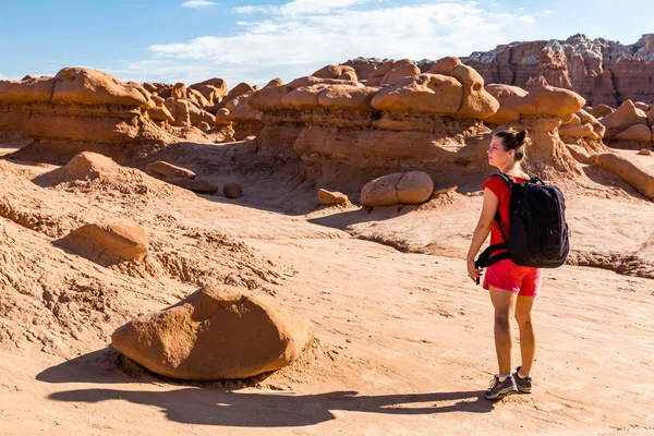 Traveler girl in Goblin Valley State Park — Stock Photo, Image