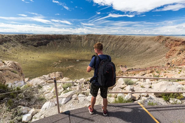 Férfi fotózás, tekintettel a Meteor kráter, Flagstaff — Stock Fotó