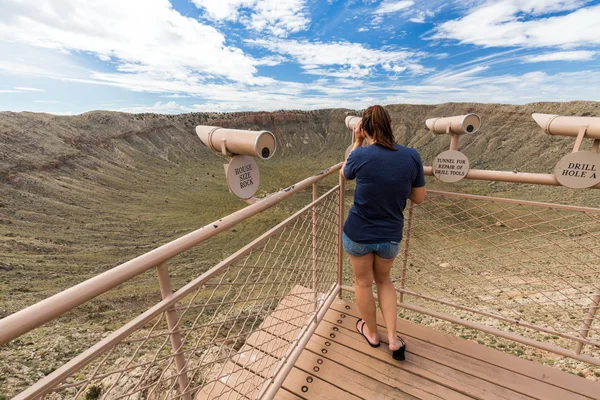 Girl and the view of the Meteor Crater, Flagstaff — Stock Photo, Image