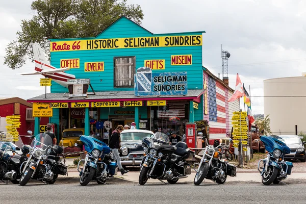 Vistas da rota 66 decorações na cidade de Seligman, no Arizona — Fotografia de Stock