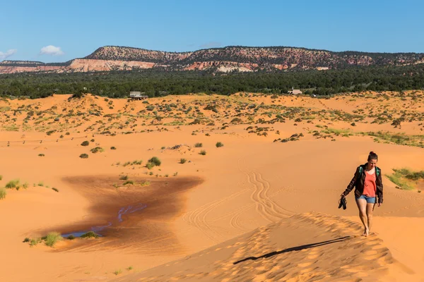 Fata și priveliștea Parcului de Stat Coral Pink Sand Dunes — Fotografie, imagine de stoc